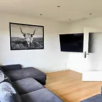 Grosszuegiges Ferienhaus In Ruhiger Lage