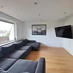 Grosszuegiges Ferienhaus In Ruhiger Lage